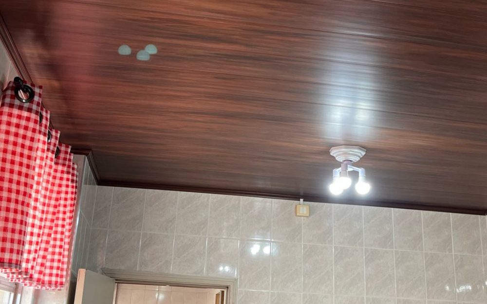 Forro de PVC amadeirado em cozinha, com luminária