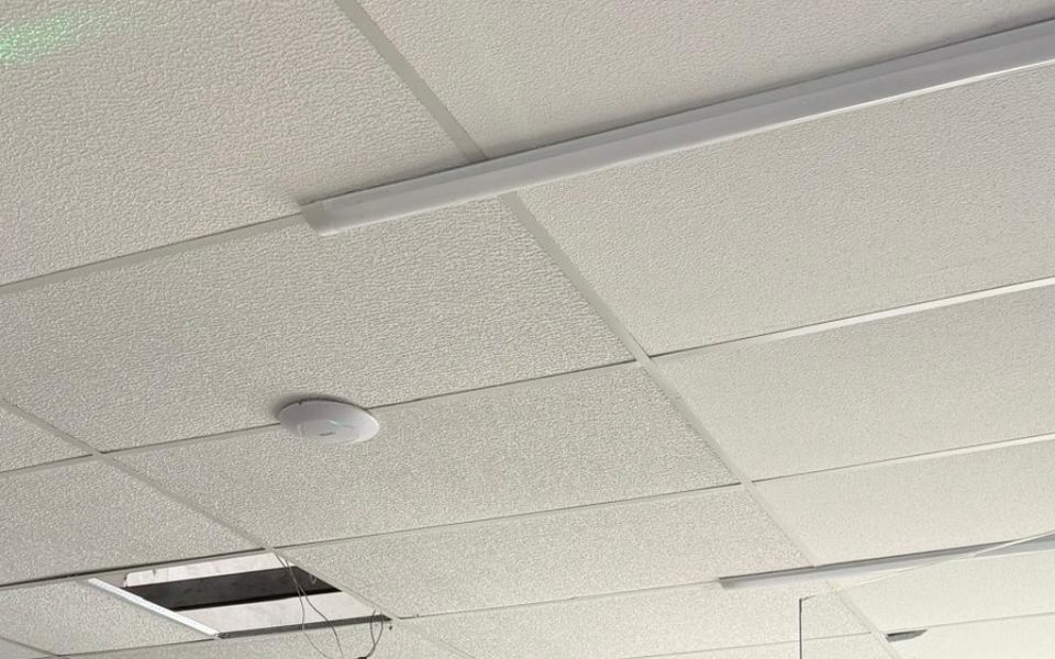 Forro mineral modular em escritório