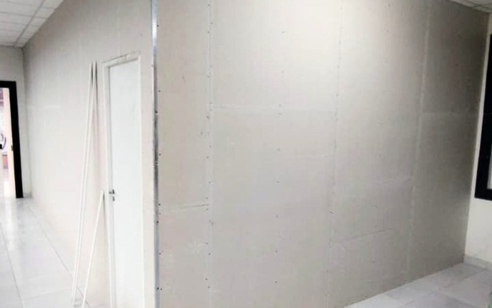 Parede de drywall com as chapas parafusadas e porta