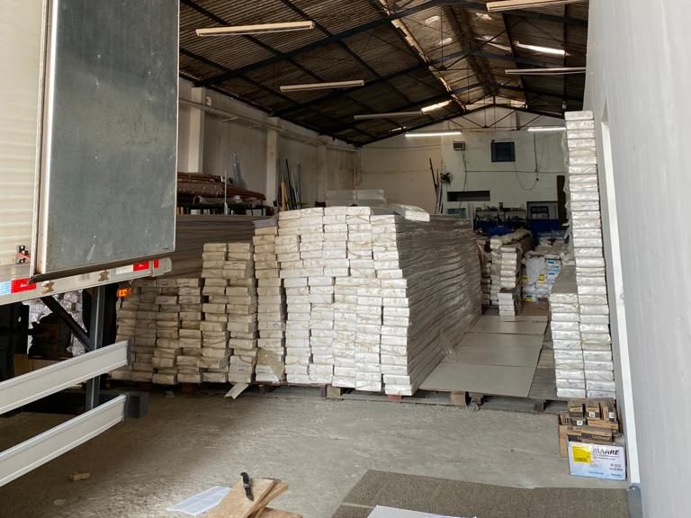 Galpão da DivShop em Santos com pilhas de material em estoque