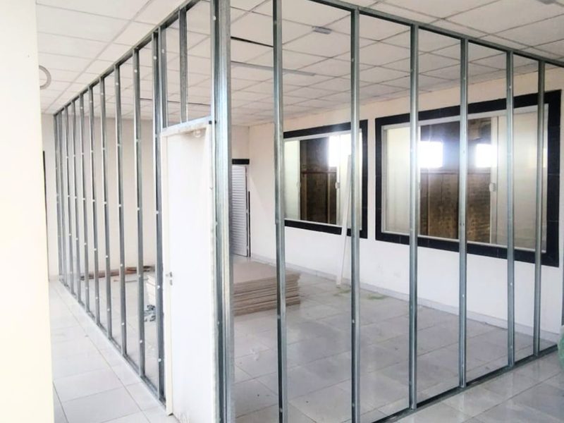 Estrutura de aço de parede de drywall montada, antes das chapas