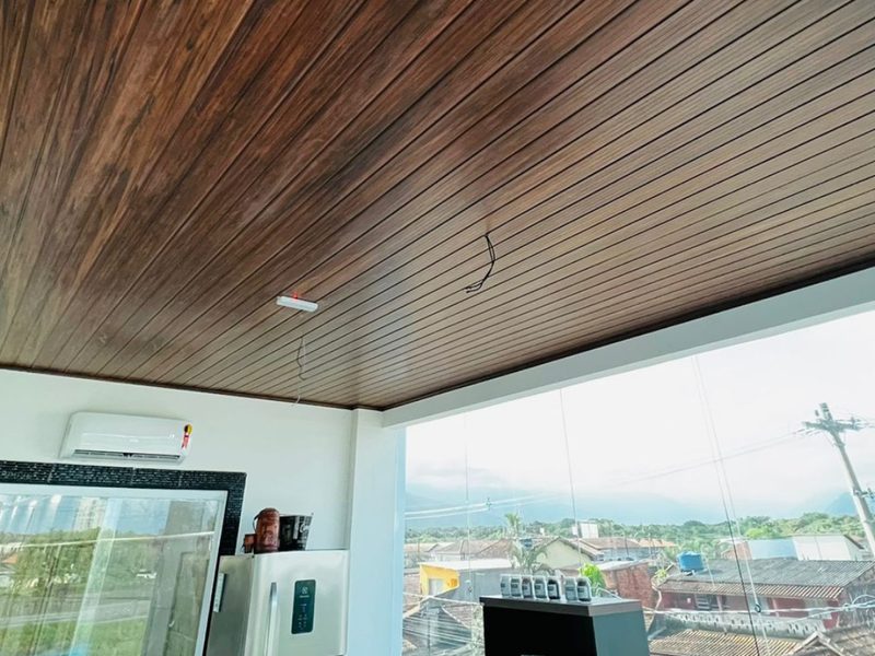 Forro de PVC amadeirado em sala com vista